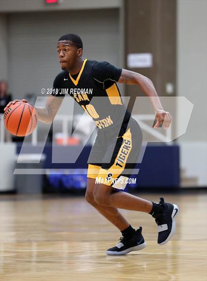 Thumbnail 2 in Sam Houston vs. Fort Bend Elkins (McDonald's Texas Invitational) photogallery.