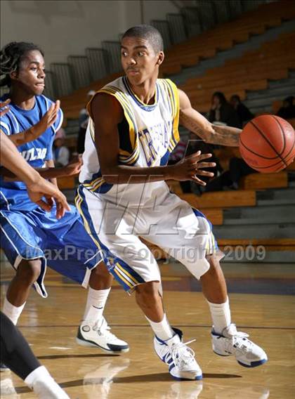 Thumbnail 3 in Jordan vs. Crenshaw (Lynwood Christmas Challenge) photogallery.
