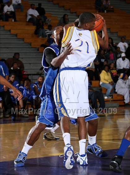 Thumbnail 2 in Jordan vs. Crenshaw (Lynwood Christmas Challenge) photogallery.