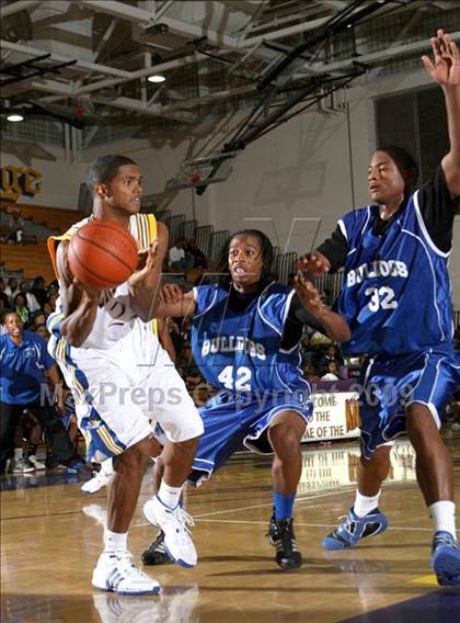 Thumbnail 2 in Jordan vs. Crenshaw (Lynwood Christmas Challenge) photogallery.
