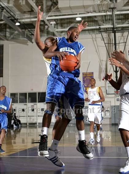 Thumbnail 2 in Jordan vs. Crenshaw (Lynwood Christmas Challenge) photogallery.