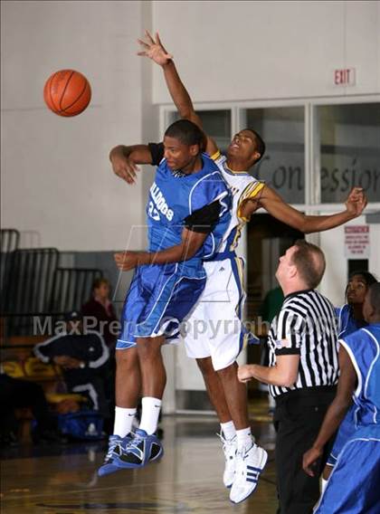 Thumbnail 2 in Jordan vs. Crenshaw (Lynwood Christmas Challenge) photogallery.