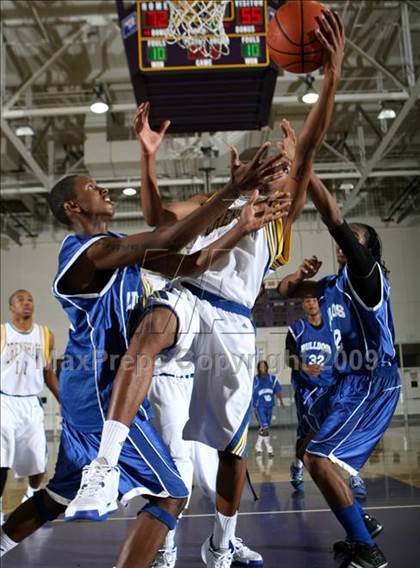 Thumbnail 2 in Jordan vs. Crenshaw (Lynwood Christmas Challenge) photogallery.