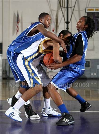 Thumbnail 2 in Jordan vs. Crenshaw (Lynwood Christmas Challenge) photogallery.