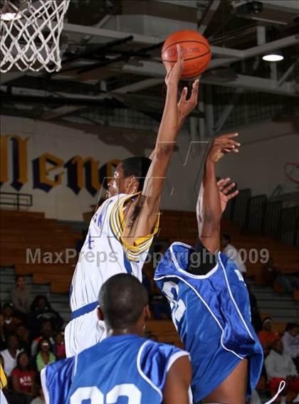 Thumbnail 2 in Jordan vs. Crenshaw (Lynwood Christmas Challenge) photogallery.