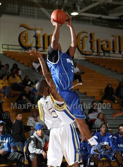 Thumbnail 2 in Jordan vs. Crenshaw (Lynwood Christmas Challenge) photogallery.