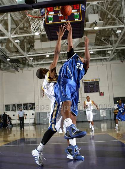 Thumbnail 2 in Jordan vs. Crenshaw (Lynwood Christmas Challenge) photogallery.