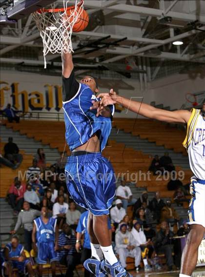 Thumbnail 3 in Jordan vs. Crenshaw (Lynwood Christmas Challenge) photogallery.