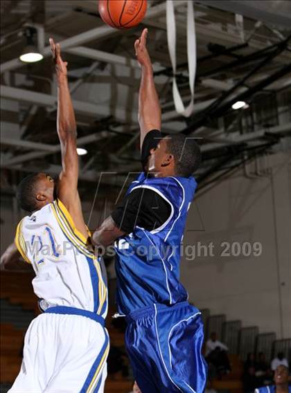 Thumbnail 3 in Jordan vs. Crenshaw (Lynwood Christmas Challenge) photogallery.