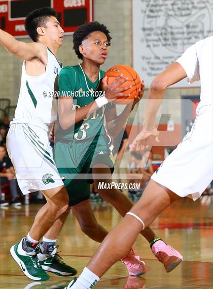 Thumbnail 1 in De La Salle vs. Long Beach Poly (Nike Extravaganza) photogallery.