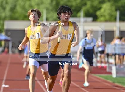 Thumbnail 2 in IHSAA Region 5 (3200 Meter Relay) photogallery.