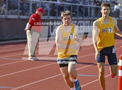 Thumbnail 2 in IHSAA Region 5 (3200 Meter Relay) photogallery.