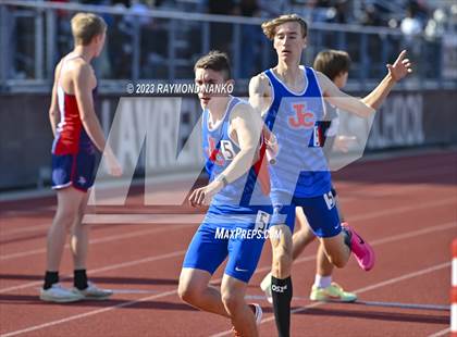 Thumbnail 2 in IHSAA Region 5 (3200 Meter Relay) photogallery.