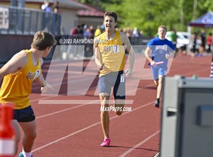 Thumbnail 3 in IHSAA Region 5 (3200 Meter Relay) photogallery.