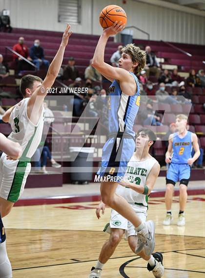 Thumbnail 3 in Oktaha vs Gore (OSSAA 2A Regional Playoff) photogallery.