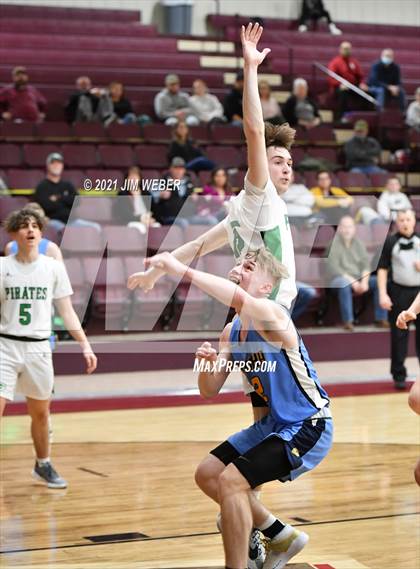 Thumbnail 3 in Oktaha vs Gore (OSSAA 2A Regional Playoff) photogallery.