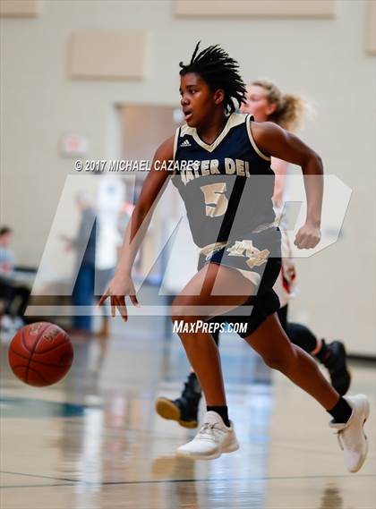 Thumbnail 1 in Santa Fe Christian vs. Mater Dei Catholic (So. Cal. Holiday Prep Classic) photogallery.