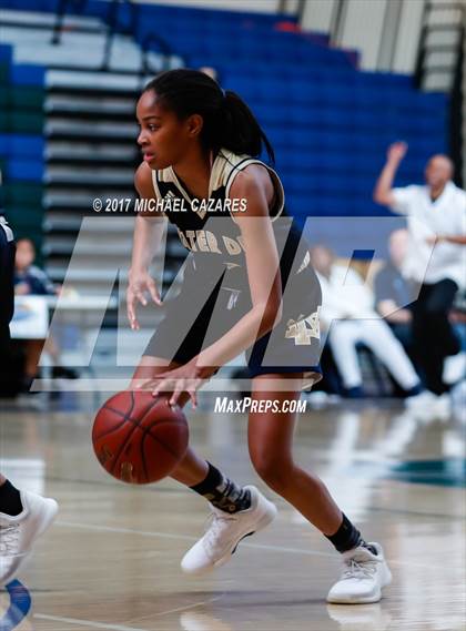 Thumbnail 1 in Santa Fe Christian vs. Mater Dei Catholic (So. Cal. Holiday Prep Classic) photogallery.