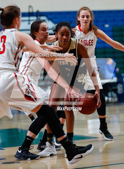 Thumbnail 2 in Santa Fe Christian vs. Mater Dei Catholic (So. Cal. Holiday Prep Classic) photogallery.