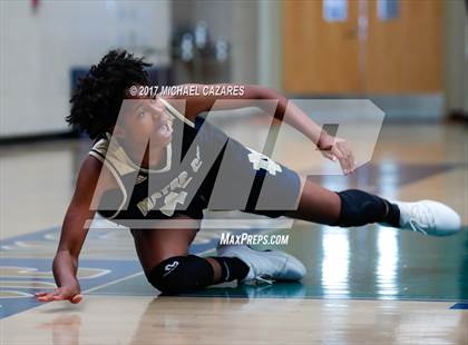 Thumbnail 2 in Santa Fe Christian vs. Mater Dei Catholic (So. Cal. Holiday Prep Classic) photogallery.