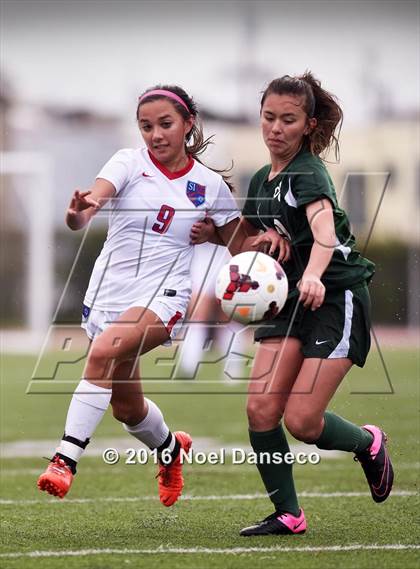 Thumbnail 3 in St. Ignatius vs. Sacred Heart Cathedral Prep photogallery.