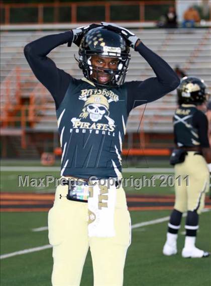 Thumbnail 1 in Liberty-Eylau vs. Gilmer (3A Region 2 Bi-District Final) photogallery.