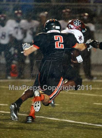 Thumbnail 3 in Liberty-Eylau vs. Gilmer (3A Region 2 Bi-District Final) photogallery.