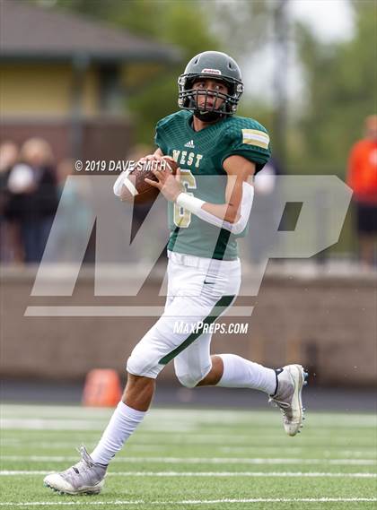 Thumbnail 2 in Byron Center vs. Zeeland West photogallery.