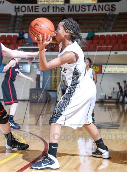 Thumbnail 1 in Cleburne vs. Martin (Fantasy of Lights Tournament) photogallery.