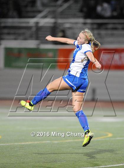 Thumbnail 2 in Tesoro vs. Santa Margarita (CIF SS D1 Final) photogallery.