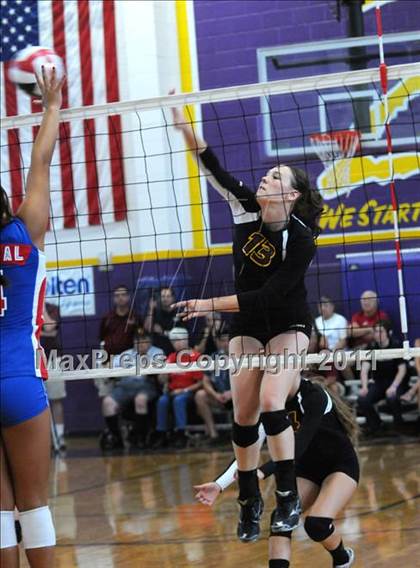 Thumbnail 2 in Clovis West vs. Los Alamitos (Duranho Fall Classic) photogallery.