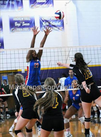 Thumbnail 3 in Clovis West vs. Los Alamitos (Duranho Fall Classic) photogallery.