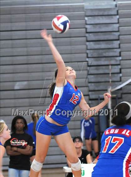 Thumbnail 1 in Clovis West vs. Los Alamitos (Duranho Fall Classic) photogallery.