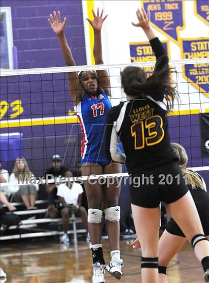Thumbnail 3 in Clovis West vs. Los Alamitos (Duranho Fall Classic) photogallery.