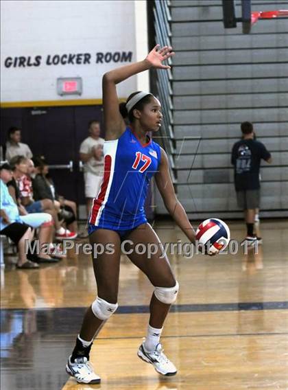 Thumbnail 1 in Clovis West vs. Los Alamitos (Duranho Fall Classic) photogallery.