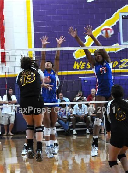 Thumbnail 1 in Clovis West vs. Los Alamitos (Duranho Fall Classic) photogallery.