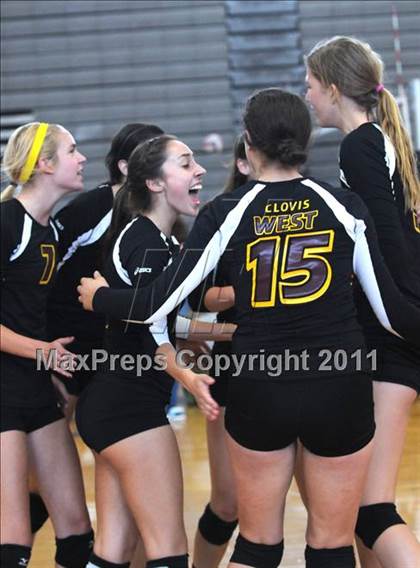 Thumbnail 2 in Clovis West vs. Los Alamitos (Duranho Fall Classic) photogallery.