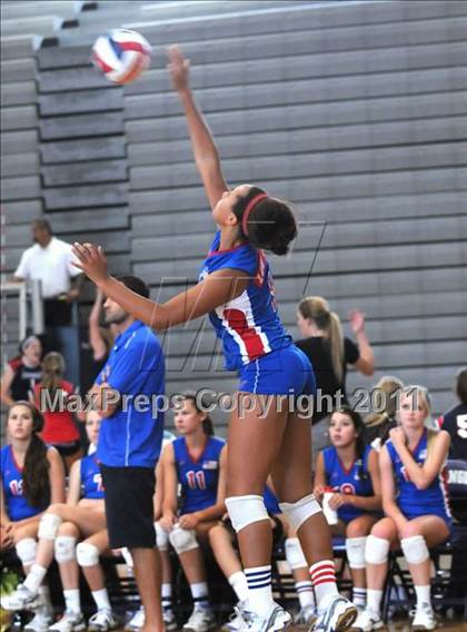 Thumbnail 1 in Clovis West vs. Los Alamitos (Duranho Fall Classic) photogallery.