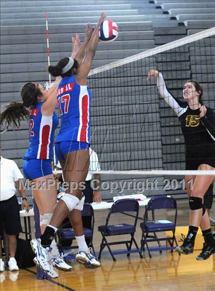 Thumbnail 3 in Clovis West vs. Los Alamitos (Duranho Fall Classic) photogallery.