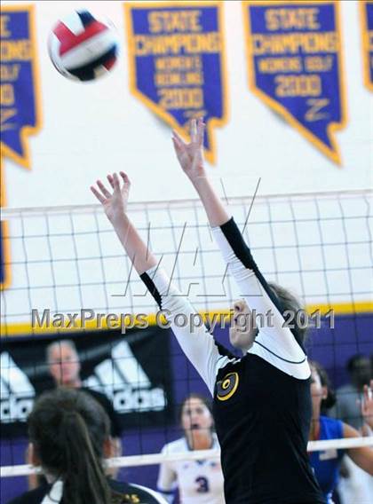 Thumbnail 2 in Clovis West vs. Los Alamitos (Duranho Fall Classic) photogallery.