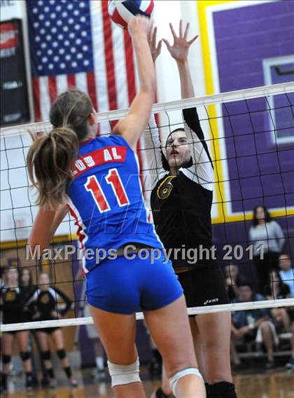 Thumbnail 3 in Clovis West vs. Los Alamitos (Duranho Fall Classic) photogallery.