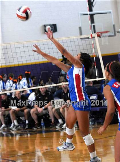 Thumbnail 2 in Clovis West vs. Los Alamitos (Duranho Fall Classic) photogallery.