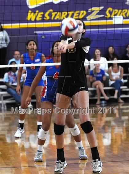 Thumbnail 2 in Clovis West vs. Los Alamitos (Duranho Fall Classic) photogallery.
