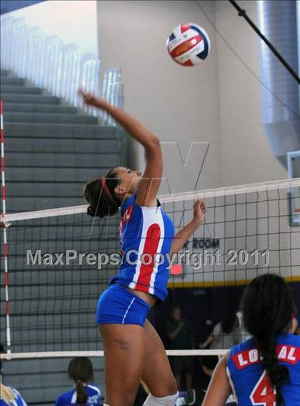 Thumbnail 2 in Clovis West vs. Los Alamitos (Duranho Fall Classic) photogallery.