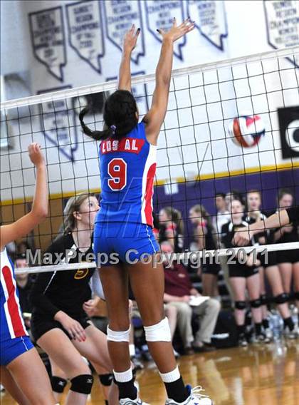 Thumbnail 1 in Clovis West vs. Los Alamitos (Duranho Fall Classic) photogallery.