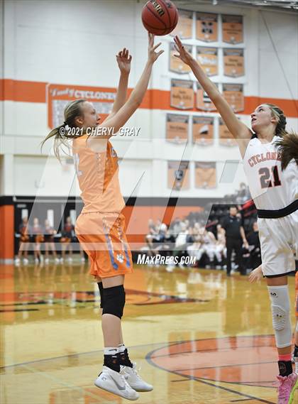 Thumbnail 1 in Sullivan Central @ Elizabethton (TSSAA 1-AA District Semifinal) photogallery.