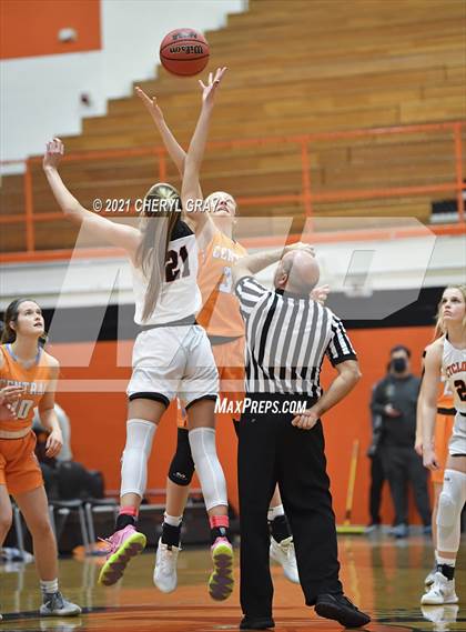 Thumbnail 1 in Sullivan Central @ Elizabethton (TSSAA 1-AA District Semifinal) photogallery.