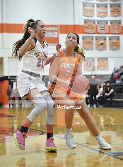 Thumbnail 2 in Sullivan Central @ Elizabethton (TSSAA 1-AA District Semifinal) photogallery.