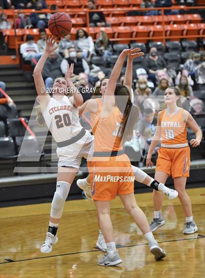 Thumbnail 1 in Sullivan Central @ Elizabethton (TSSAA 1-AA District Semifinal) photogallery.