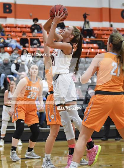 Thumbnail 1 in Sullivan Central @ Elizabethton (TSSAA 1-AA District Semifinal) photogallery.